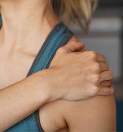 woman experiencing shoulder pain